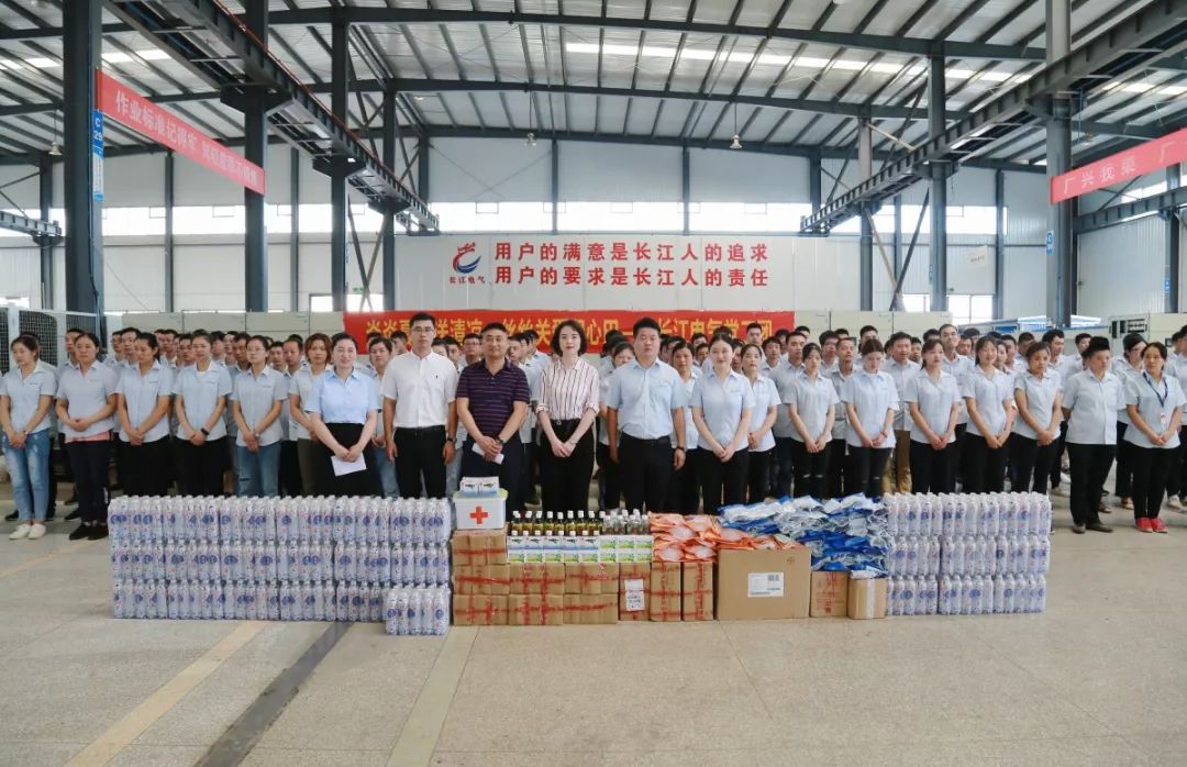 炎炎夏日送清凉　丝丝关爱润心田